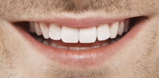 Białe zęby u mężczyzny