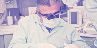 Praca dentysty przy licówkach kompozytowych