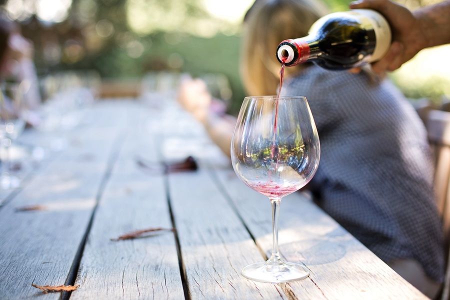 Wino - jak i dlaczego wpływa na zdrowie nalewanie-czerwonego-wina