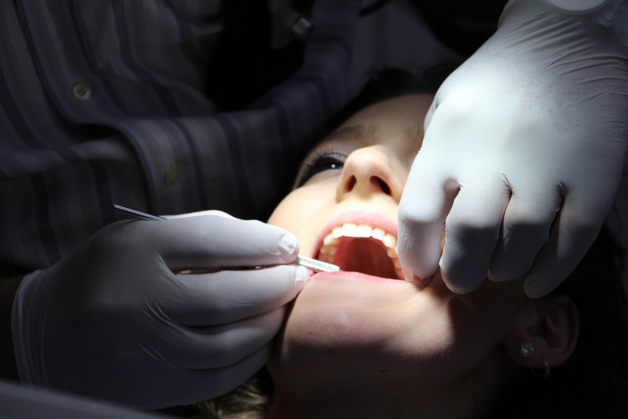 Koronki zębowe- jak wyglądają i czy zabieg jest bolesny? wizyta-u-dentysty-przeglad-dentystyczny