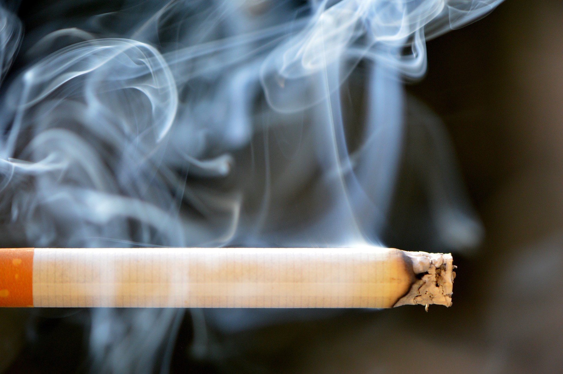 Palenie tytoniu i jego wpływ na jamę ustną cigarette-666937_1920