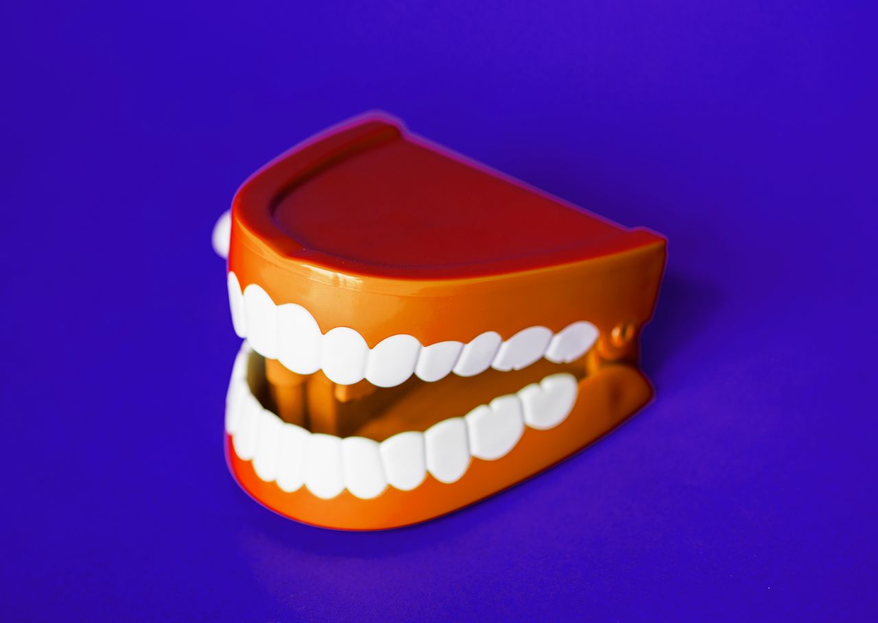 Licówki na zęby- jak o nie dbać i czy warto zainwestować? aparat-ortodontyczny-1280