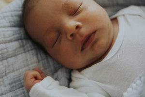 Jak pobudzić komórki macierzyste? Komora hiperbaryczna - tlen który leczy 1000px-infant-baby-fast-asleep-on-the-bed-7D3QPYU-300x200