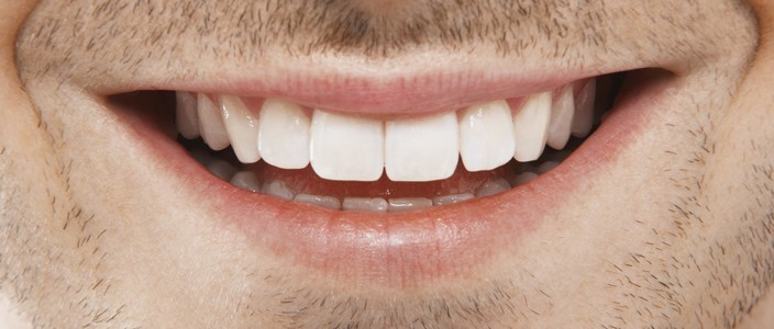 Białe zęby u mężczyzny