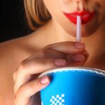 kobieta pijąca napój gazowany