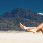 Jak pielęgnować stopy w wakacje?